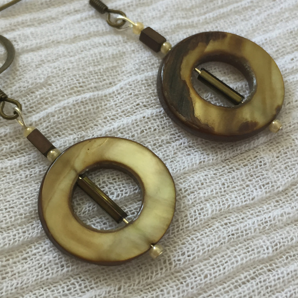 Shell circle dangle earrings - Picture 2 of 2